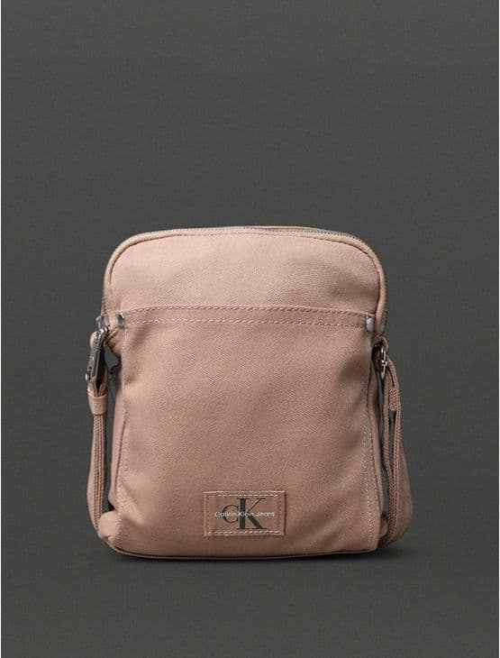 Bolsa Masculina Mini Sport Essentials Calvin Klein Jeans - Caqui Claro Bolsa Masculina Mini Sport Essentials Calvin Klein Jeans Caqui Claro u