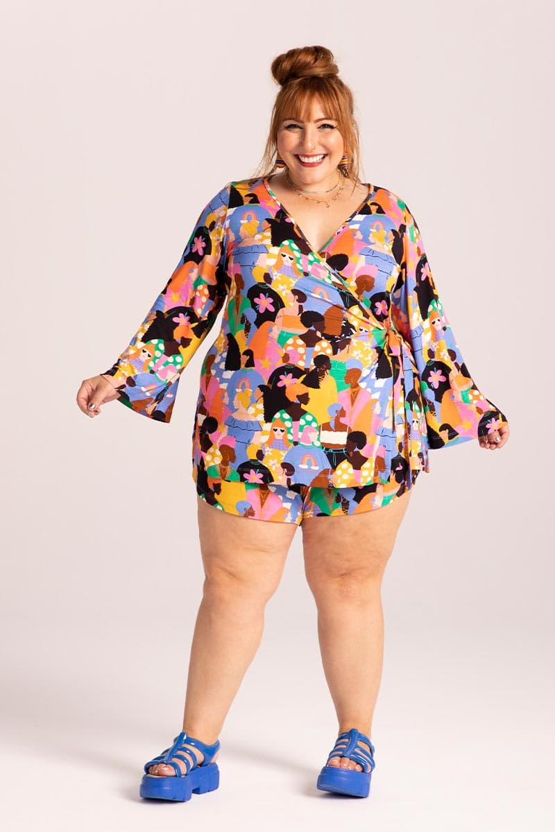 Blusa Transpassada Estampa Mulheres Collab Ju Romano